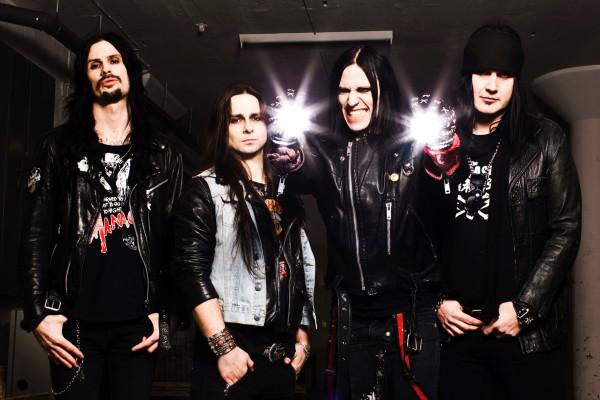 HARDCORE SUPERSTAR: Πολλές μπάντες χρησιμοποιούν βοήθειες από το studio όταν παίζουν ζωντανά. Χρησιμοποιούν πολλά backing tracks και vocals και δεν καταλαβαίνω το γιατί. Γιατί να παίζουν live; Μπορούν απλά να βάλουν το CD να παίζει...