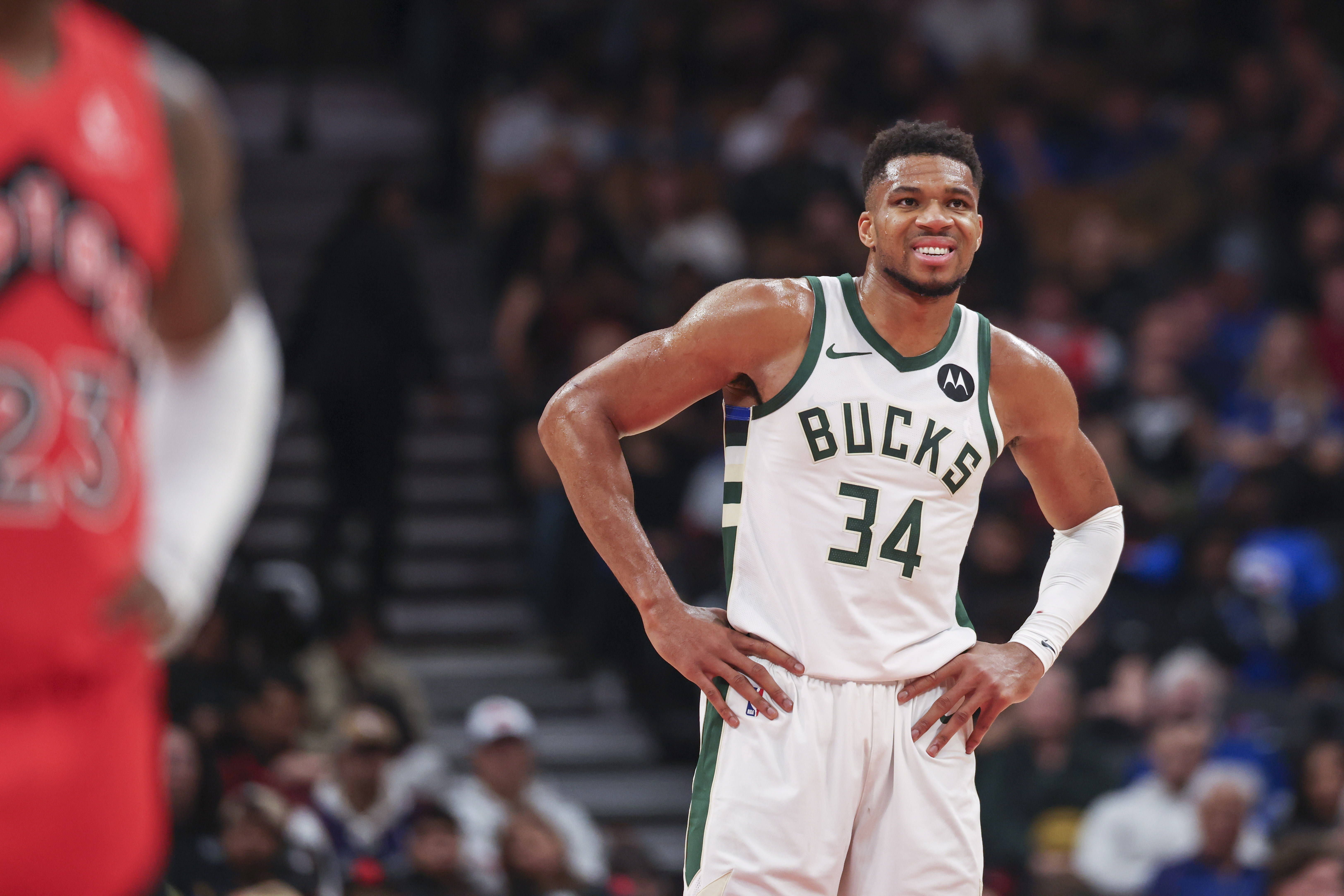 &Alpha;&nu;&tau;&epsilon;&tau;&omicron;&kappa;&omicron;ύ&nu;&mu;&pi;&omicron; &gamma;&iota;&alpha; &tau;&alpha; &sigma;&epsilon;&nu;ά&rho;&iota;&alpha; &alpha;&nu;&tau;&alpha;&lambda;&lambda;&alpha;&gamma;ή&sigmaf;: &laquo;&Epsilon;ί&mu;&alpha;&iota; &eta; &pi;&iota;&omicron; &kappa;&alpha;&upsilon;&tau;ή... &gamma;&kappa;ό&mu;&epsilon;&nu;&alpha; &sigma;&tau;&omicron; &pi;&alpha;&iota;&chi;&nu;ί&delta;&iota;&raquo;