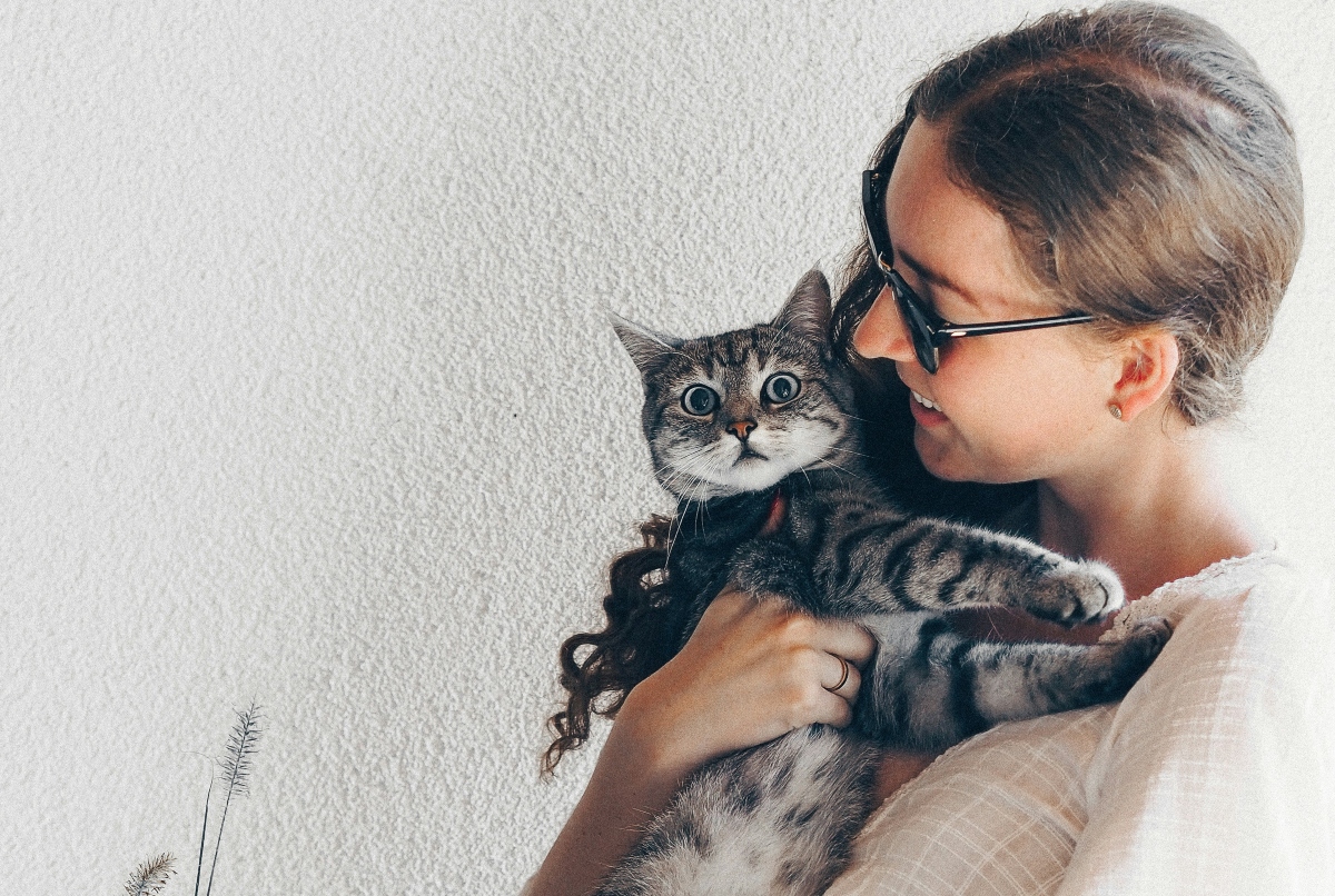 Τελικά οι cat people είχαν δίκιο: Οι γάτες συνδέονται με περισσότερη ευτυχία