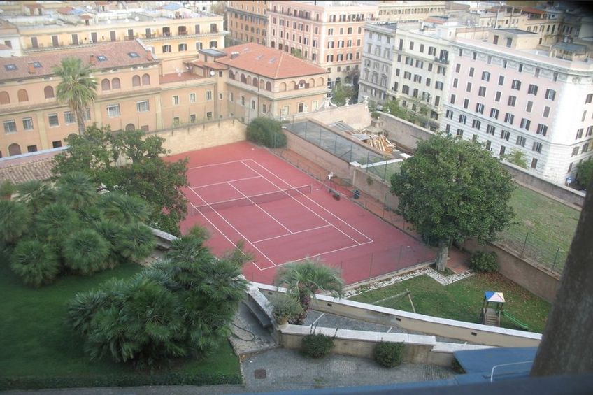 Το Βατικανό κρύβει ένα γήπεδο τένις όπου ο Πάπας Λέων ΙΔ' μπορεί να καλλιεργήσει το πάθος του