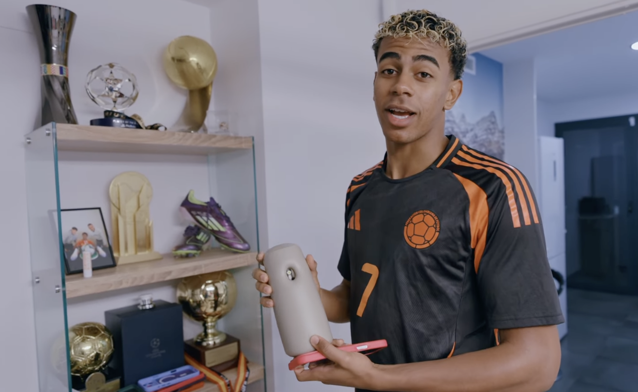 &Omicron; &Lambda;&alpha;&mu;ί&nu; &Gamma;&iota;&alpha;&mu;ά&lambda; &alpha;&pi;&omicron;&kappa;&alpha;&lambda;ύ&pi;&tau;&epsilon;&iota; &tau;&omicron;&nu; &lambda;ό&gamma;&omicron; &pi;&omicron;&upsilon; &laquo;&delta;&epsilon;&nu; &mu;&pi;&omicron;&rho;&epsilon;ί &nu;&alpha; έ&chi;&epsilon;&iota; &kappa;&omicron;&pi;έ&lambda;&alpha;&raquo; (vid)