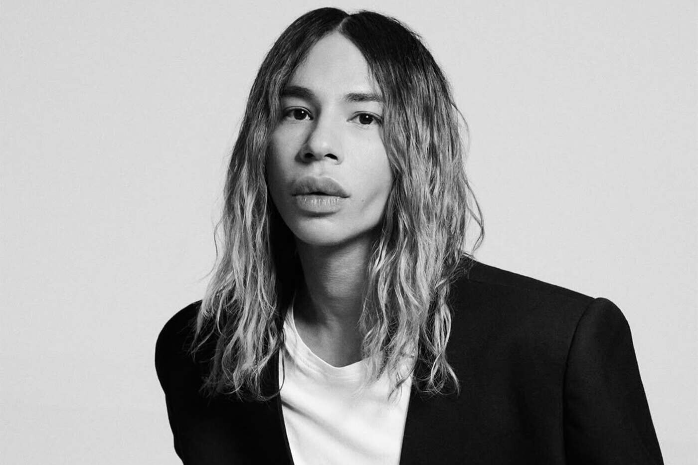&Omicron; Olivier Rousteing &epsilon;ί&nu;&alpha;&iota; &omicron; &nu;έ&omicron;&sigmaf; &kappa;&alpha;&lambda;&lambda;&iota;&tau;&epsilon;&chi;&nu;&iota;&kappa;ό&sigmaf; &delta;&iota;&epsilon;&upsilon;&theta;&upsilon;&nu;&tau;ή&sigmaf; &tau;&omicron;&upsilon; &omicron;ί&kappa;&omicron;&upsilon; Rabanne &kappa;&alpha;&iota; &alpha;&nu;&alpha;&lambda;&alpha;&mu;&beta;ά&nu;&epsilon;&iota; &nu;&alpha; &gamma;&rho;ά&psi;&epsilon;&iota; &tau;&omicron;&nu; &epsilon;&pi;ό&mu;&epsilon;&nu;&omicron; &kappa;&epsilon;&phi;ά&lambda;&alpha;&iota;&omicron; &tau;&omicron;&upsilon; &epsilon;&mu;&beta;&lambda;&eta;&mu;&alpha;&tau;&iota;&kappa;&omicron;ύ fashion house