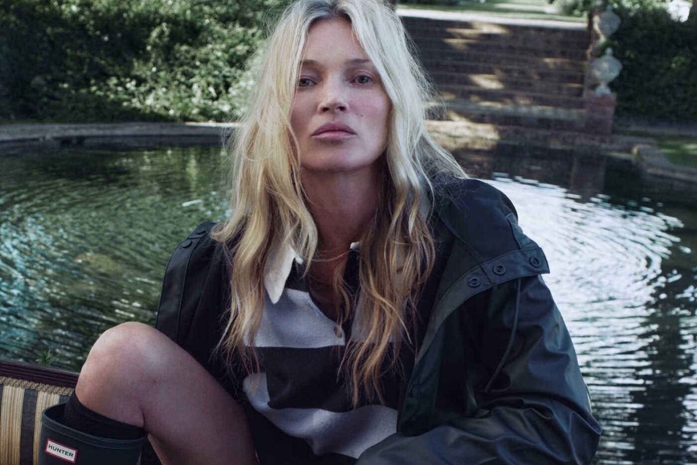 Η Kate Moss επιστρέφει στις γαλότσες Hunter που έγραψαν ιστορία