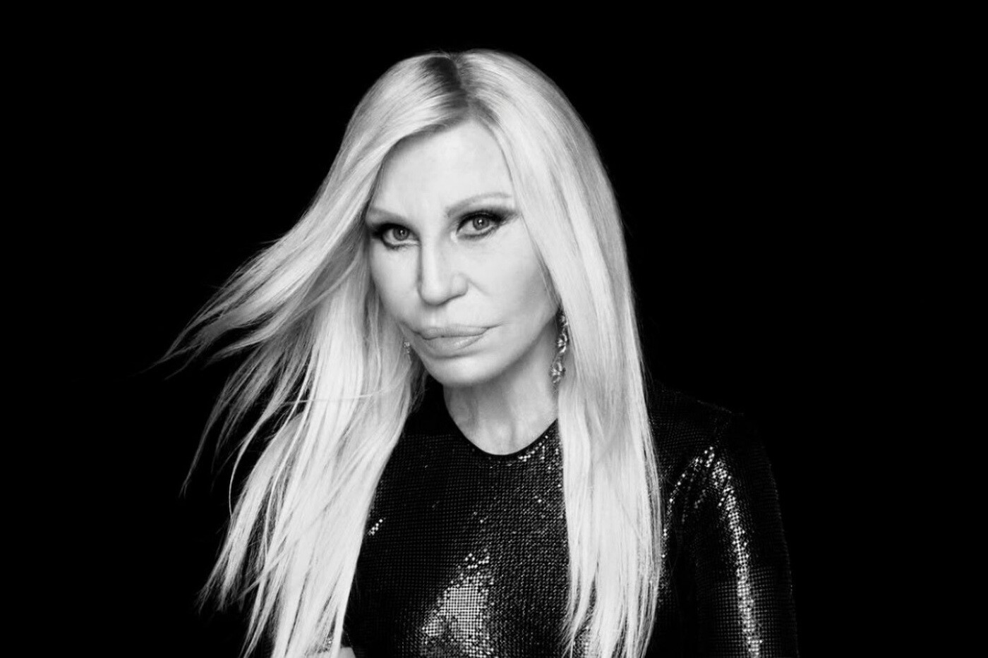 &Eta; Donatella Versace &epsilon;&tau;&omicron;&iota;&mu;ά&zeta;&epsilon;&tau;&alpha;&iota; &nu;&alpha; &lambda;&alpha;&nu;&sigma;ά&rho;&epsilon;&iota; &tau;&omicron; &pi;&rho;&omicron;&sigma;&omega;&pi;&iota;&kappa;ό &tau;&eta;&sigmaf; brand