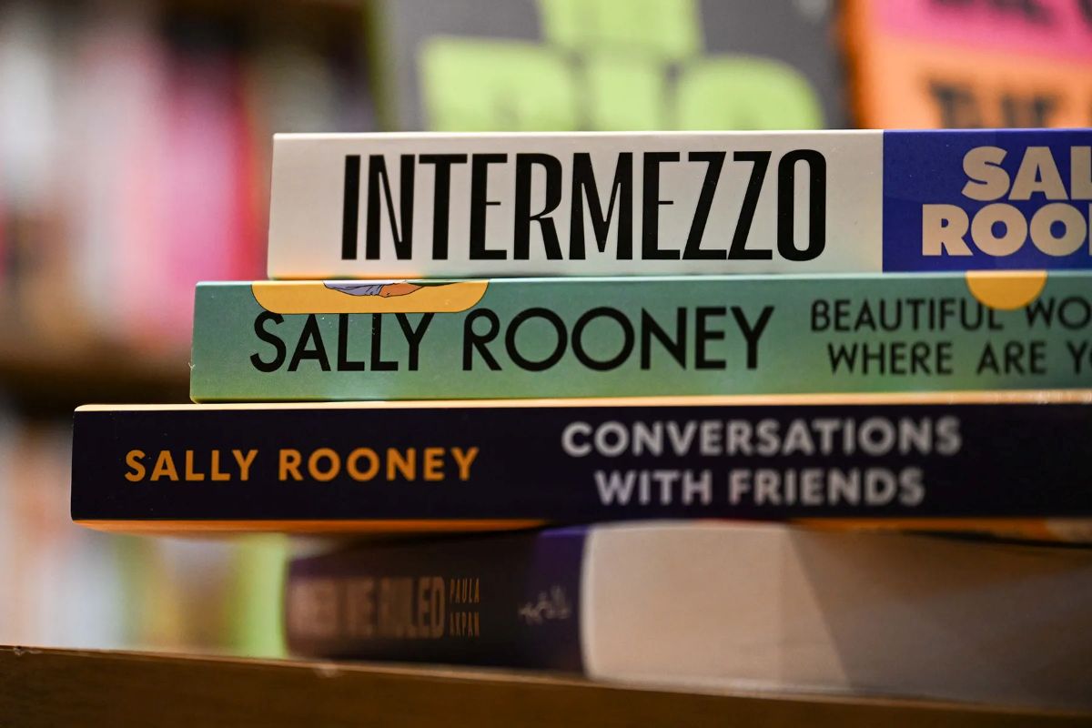 Sally Rooney: &Tau;&eta;&sigmaf; έ&kappa;&omicron;&psi;&alpha;&nu; &tau;&alpha; &beta;&iota;&beta;&lambda;ί&alpha; &sigma;&tau;&eta; &Beta;&rho;&epsilon;&tau;&alpha;&nu;ί&alpha; &kappa;&alpha;&iota; &omicron; &kappa;ό&sigma;&mu;&omicron;&sigmaf; έ&tau;&rho;&epsilon;&xi;&epsilon; &nu;&alpha; &tau;&alpha; &alpha;&gamma;&omicron;&rho;ά&sigma;&epsilon;&iota;