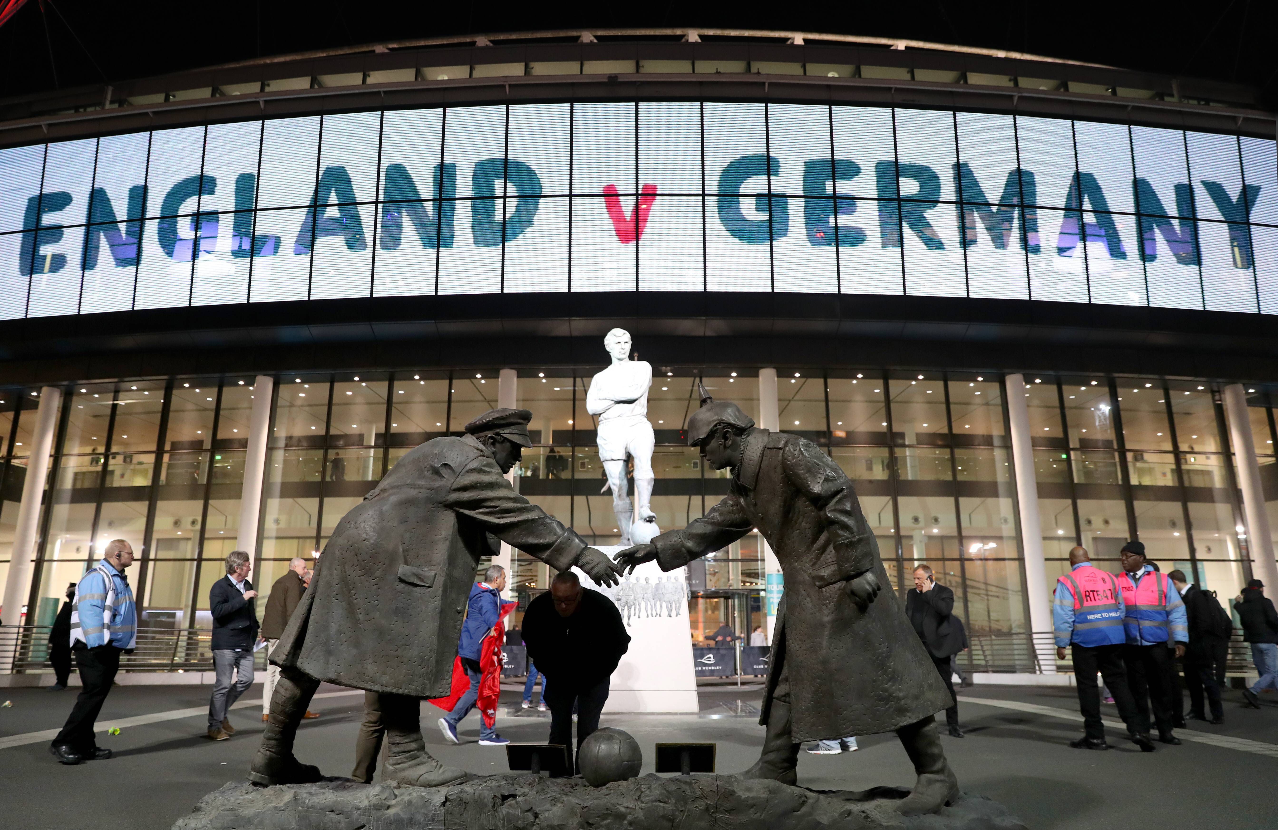 &Phi;ή&mu;&eta; ή &alpha;&lambda;ή&theta;&epsilon;&iota;&alpha;; - Ό&tau;&alpha;&nu; &tau;&alpha; &Chi;&rho;&iota;&sigma;&tau;&omicron;ύ&gamma;&epsilon;&nu;&nu;&alpha; &kappa;&alpha;&iota; &tau;&omicron; &pi;&omicron;&delta;ό&sigma;&phi;&alpha;&iota;&rho;&omicron; &laquo;έ&nu;&omega;&sigma;&alpha;&nu;&raquo; &Beta;&rho;&epsilon;&tau;&alpha;&nu;&omicron;ύ&sigmaf; &kappa;&alpha;&iota; &Gamma;&epsilon;&rho;&mu;&alpha;&nu;&omicron;ύ&sigmaf; &sigma;&tau;&rho;&alpha;&tau;&iota;ώ&tau;&epsilon;&sigmaf; &sigma;&tau;&omicron;&nu; &Alpha;΄ &Pi;&alpha;&gamma;&kappa;ό&sigma;&mu;&iota;&omicron; &Pi;ό&lambda;&epsilon;&mu;&omicron;