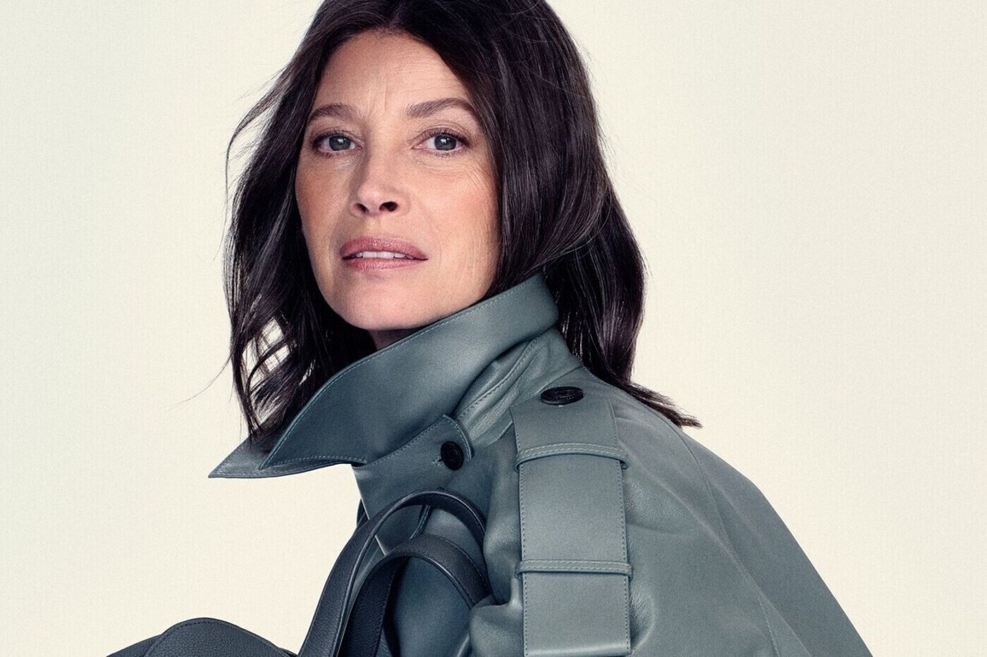 Η Christy Turlington επιστρέφει στον οίκο Giorgio Armani και αποδεικνύει ότι η αυθεντική ομορφιά δεν έχει ηλικία