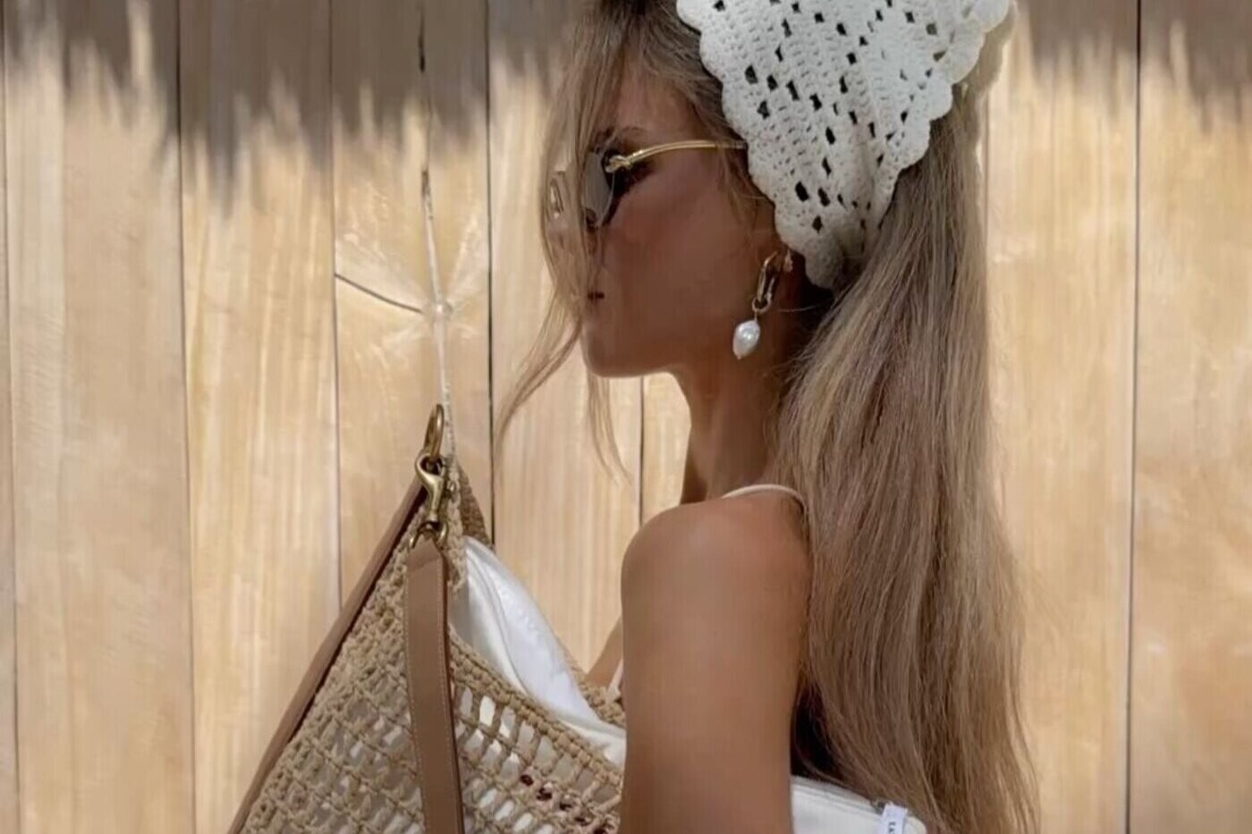 Beach bag: Το αξεσουάρ που δεν αποχωρίζονται τα it girls στις διακοπές τους