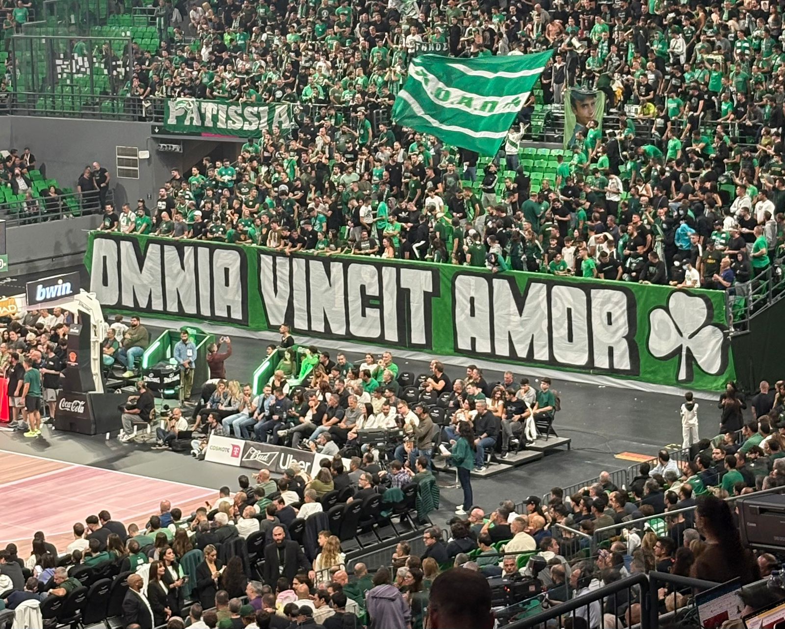 Τι σημαίνει στα ελληνικά το πανό που σήκωσαν οι φίλοι του Παναθηναϊκού στο T-Center