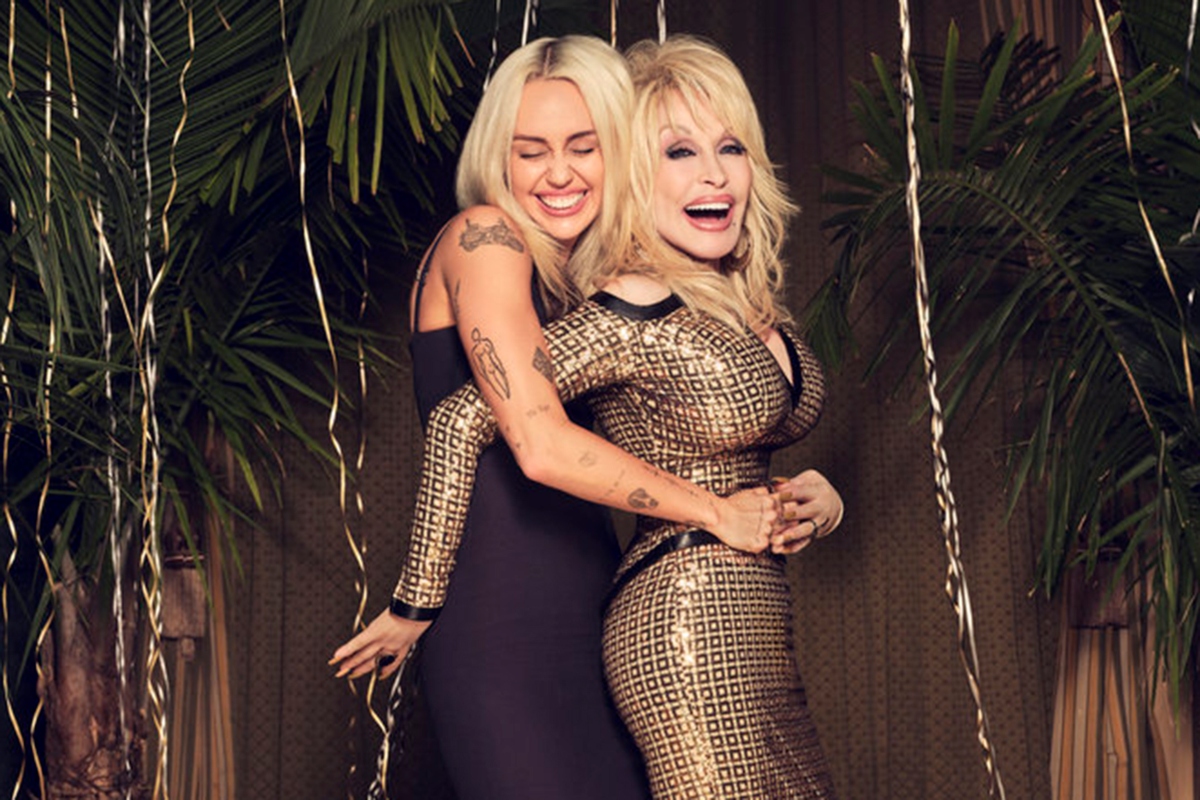 Η Miley Cyrus αποχαιρετά τη νονά και μέντορά της, Dolly Parton: «Έχω έναν άγγελο στο πλευρό μου. Πάντα είχα»