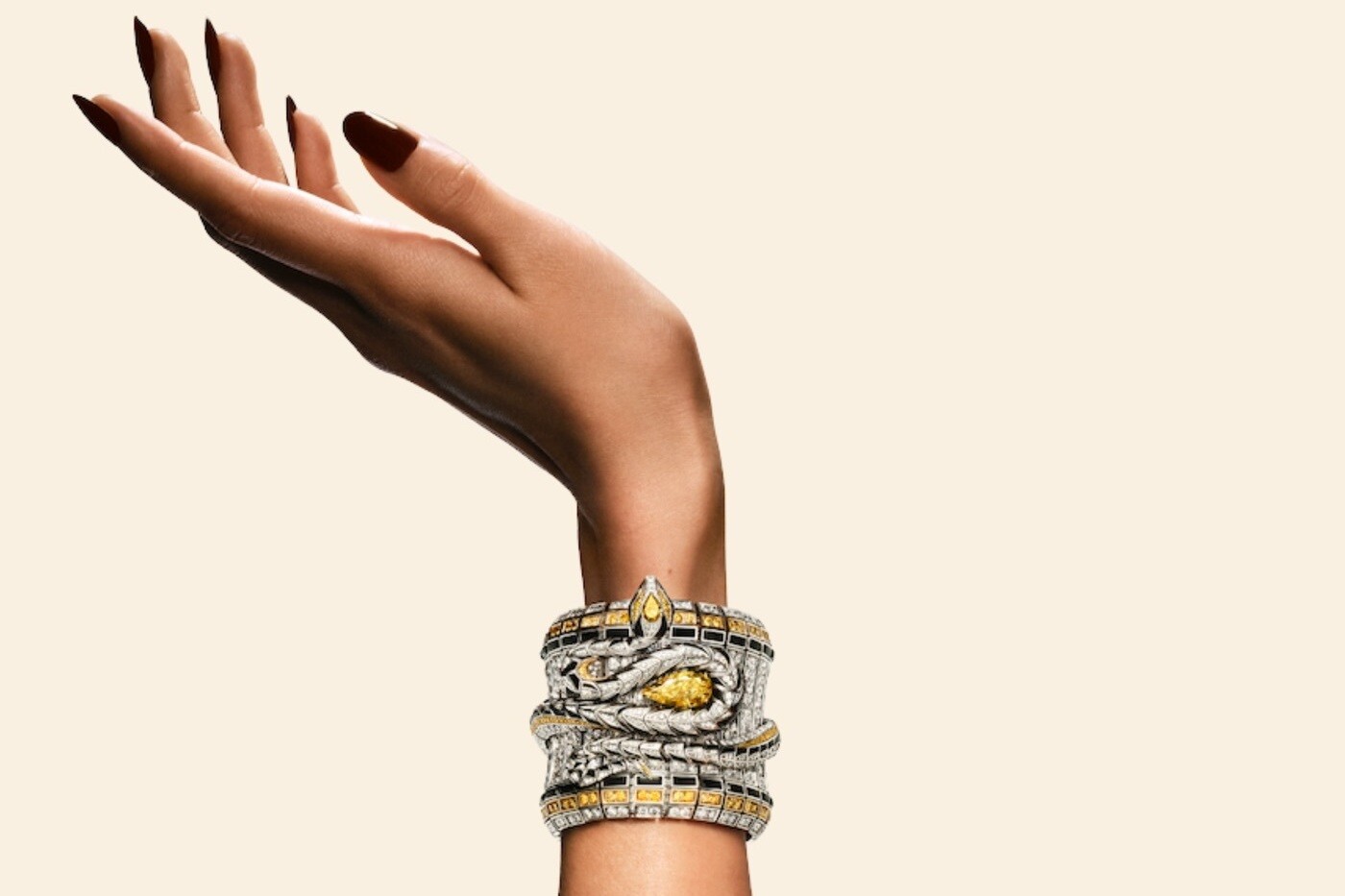 Bvlgari Eclettica: &Omicron; &pi;&omicron;&lambda;ύ&tau;&iota;&mu;&omicron;&sigmaf; &epsilon;&kappa;&lambda;&epsilon;&kappa;&tau;&iota;&sigma;&mu;ό&sigmaf; &sigma;&upsilon;&nu;&alpha;&nu;&tau;ά &tau;&eta;&nu; &upsilon;&psi;&eta;&lambda;ή &kappa;&omicron;&sigma;&mu;&eta;&mu;&alpha;&tau;&omicron;&pi;&omicron;&iota;ί&alpha; &sigma;&tau;&eta; &nu;έ&alpha; high jewellery &sigma;&upsilon;&lambda;&lambda;&omicron;&gamma;ή &tau;&omicron;&upsilon; &iota;&tau;&alpha;&lambda;&iota;&kappa;&omicron;ύ &omicron;ί&kappa;&omicron;&upsilon;