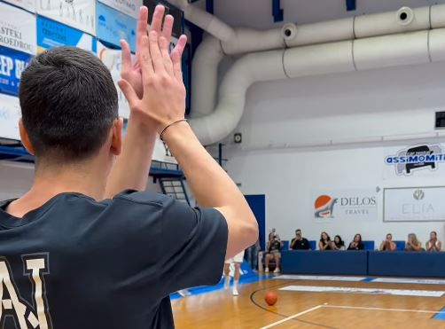 Ο Λαρεντζάκης πανηγύρισε τρίποντα των Χουάντσο και Λεσόρ και οι χρήστες του «Χ» αναρωτήθηκαν εύλογα (vid)