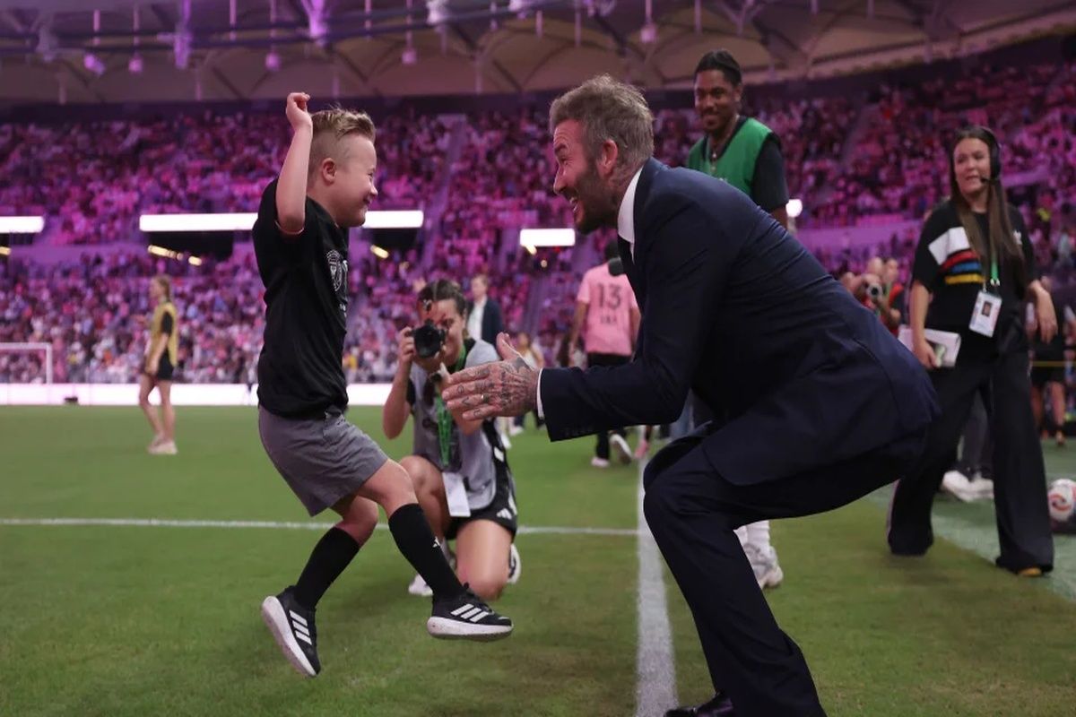 &Omicron; David Beckham έ&kappa;&alpha;&nu;&epsilon; &pi;&rho;&alpha;&gamma;&mu;&alpha;&tau;&iota;&kappa;ό&tau;&eta;&tau;&alpha; &tau;&omicron; ό&nu;&epsilon;&iota;&rho;&omicron; &epsilon;&nu;ό&sigmaf; 5&chi;&rho;&omicron;&nu;&omicron;&upsilon; &theta;&alpha;&upsilon;&mu;&alpha;&sigma;&tau;ή &tau;&omicron;&upsilon;