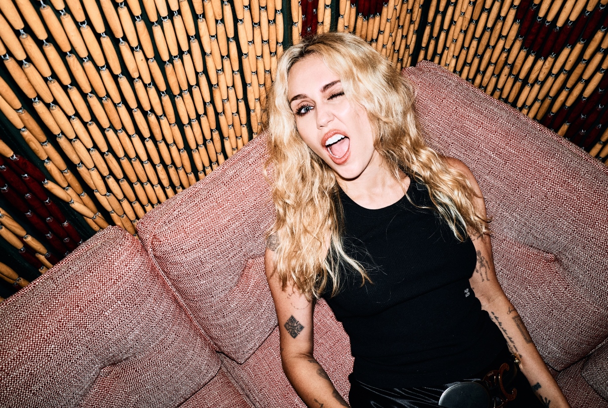 &Eta; Miley Cyrus &gamma;&rho;ά&phi;&epsilon;&iota; (&alpha;&rho;&nu;&eta;&tau;&iota;&kappa;ή) &iota;&sigma;&tau;&omicron;&rho;ί&alpha; &sigma;&tau;&alpha; &alpha;&mu;&epsilon;&rho;&iota;&kappa;&alpha;&nu;&iota;&kappa;ά charts &mu;&epsilon; &tau;&omicron; "Bass Persuades"