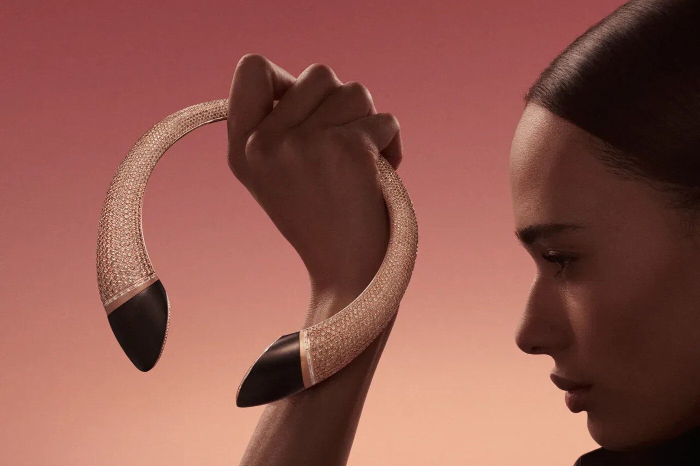 Into the Horsescape: &Eta; &nu;έ&alpha; Haute Joaillerie &sigma;&upsilon;&lambda;&lambda;&omicron;&gamma;ή &tau;&omicron;&upsilon; &omicron;ί&kappa;&omicron;&upsilon; Herm&egrave;s &mu;&epsilon;&tau;&alpha;&tau;&rho;έ&pi;&epsilon;&iota; &tau;&eta;&nu; equestrian &kappa;&lambda;&eta;&rho;&omicron;&nu;&omicron;&mu;&iota;ά &tau;&omicron;&upsilon; &sigma;&epsilon; έ&rho;&gamma;&alpha; &upsilon;&psi;&eta;&lambda;ή&sigmaf; &kappa;&omicron;&sigma;&mu;&eta;&mu;&alpha;&tau;&omicron;&pi;&omicron;&iota;ί&alpha;&sigmaf;