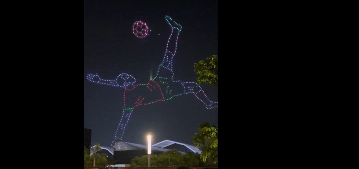 &Tau;&omicron; &laquo;&psi;&alpha;&lambda;&iota;&delta;ά&kappa;&iota;&raquo; &tau;&omicron;&upsilon; &Epsilon;&lambda; &Kappa;&alpha;&alpha;&mu;&pi;ί &sigma;&epsilon; &epsilon;&nu;&tau;&upsilon;&pi;&omega;&sigma;&iota;&alpha;&kappa;ό drone show (vid)