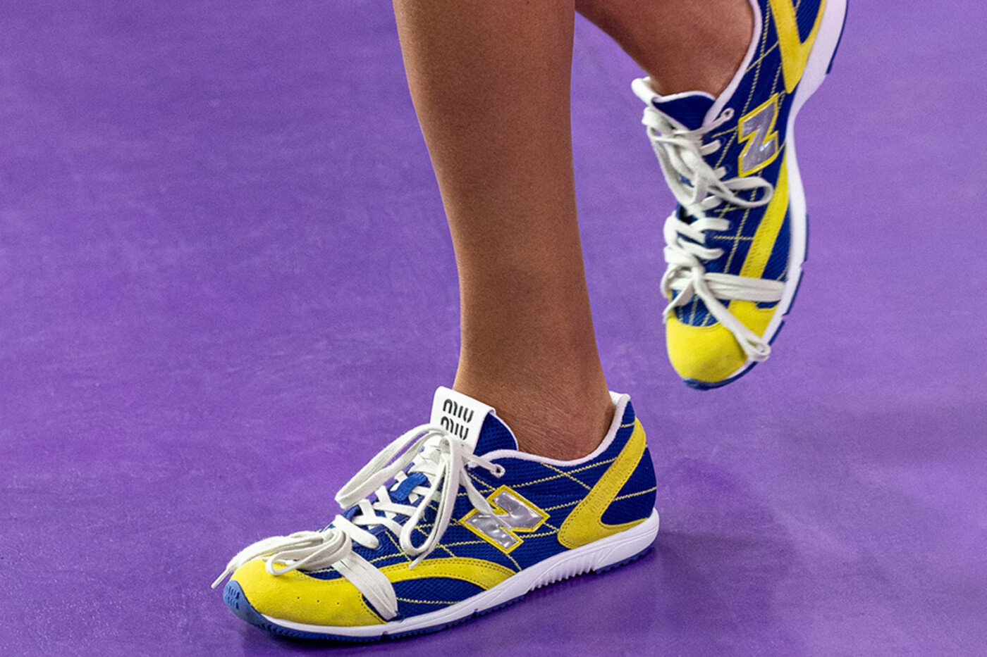 Miu Miu x New Balance: Ένα εμβληματικό sneaker των ’90s γίνεται το νέο fashion item με την υπογραφή της Miuccia Prada