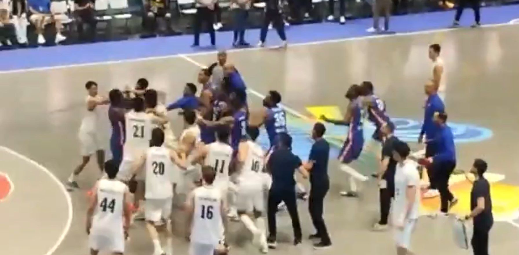 Ο Ντέιβιντ Τζόουνς Γκαρσία γρονθοκόπησε αντίπαλο και προκλήθηκε το απόλυτο χάος στο παρκέ (vid)