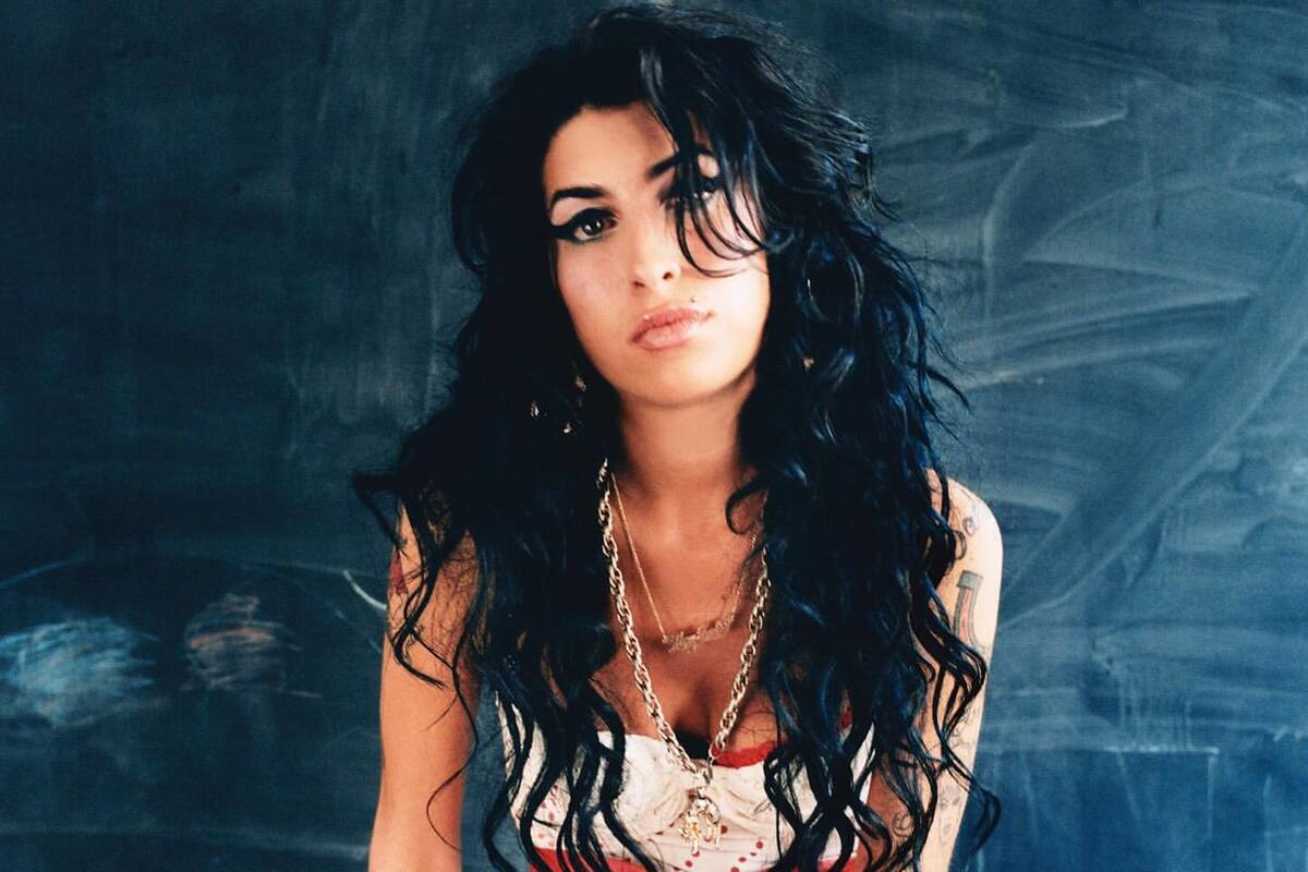 Amy Winehouse: &Sigma;&epsilon; &mu;ί&alpha; &xi;&epsilon;&chi;&alpha;&sigma;&mu;έ&nu;&eta; &sigma;&upsilon;&nu;έ&nu;&tau;&epsilon;&upsilon;&xi;&eta; &tau;&omicron;&upsilon; 2007, &omicron; &theta;ά&nu;&alpha;&tau;&omicron;&sigmaf; &alpha;&nu;&alpha;&phi;έ&rho;&epsilon;&tau;&alpha;&iota; &xi;&alpha;&nu;ά &kappa;&alpha;&iota; &xi;&alpha;&nu;ά