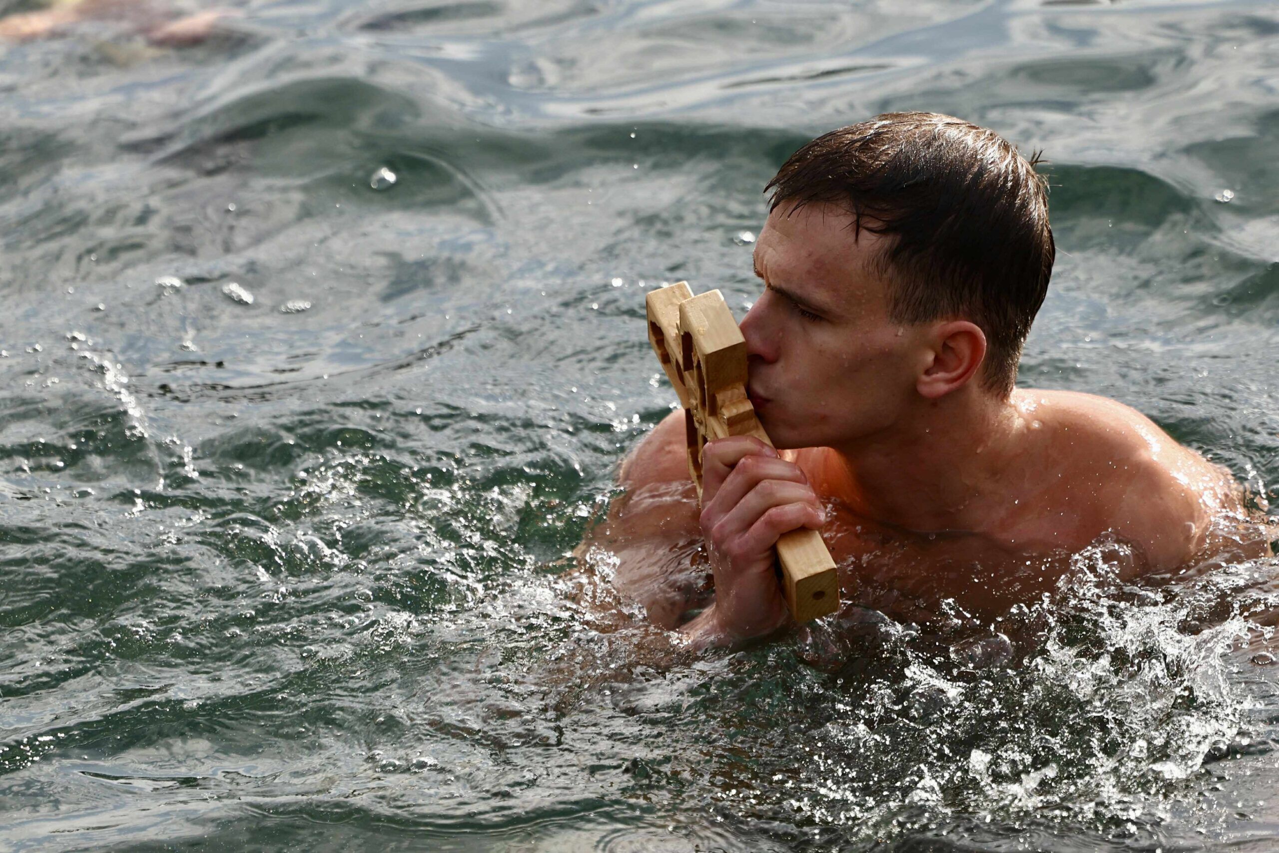 &Omicron; &pi;&omicron;&lambda;ί&sigma;&tau;&alpha;&sigmaf; &tau;&omicron;&upsilon; Ά&rho;&eta; &Sigma;&tau;έ&rho;&gamma;&iota;&omicron;&sigmaf; &Pi;&alpha;&gamma;&omega;&nu;ί&delta;&eta;&sigmaf; &beta;&omicron;ύ&tau;&eta;&xi;&epsilon; &kappa;&iota; έ&pi;&iota;&alpha;&sigma;&epsilon; &tau;&omicron; &Sigma;&tau;&alpha;&upsilon;&rho;ό &sigma;&tau;&eta; &Theta;&epsilon;&sigma;&sigma;&alpha;&lambda;&omicron;&nu;ί&kappa;&eta;