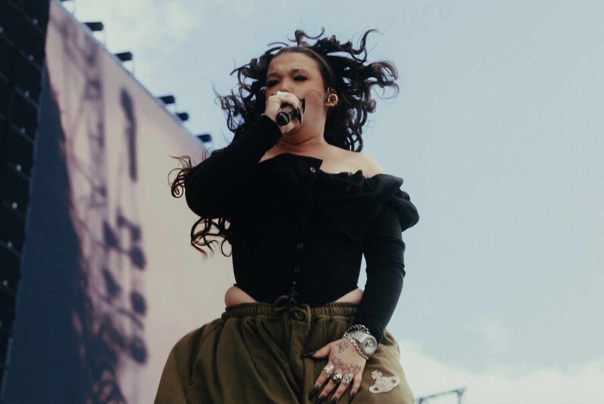 Η Lola Young επέστρεψε στη σκηνή, έναν χρόνο μετά την κατάρρευσή της
