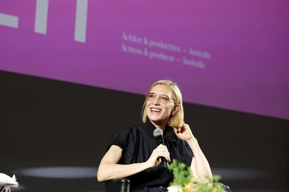 Η Cate Blanchett ζήτησε από το κοινό να αφήσει τα κινητά: «Ας είμαστε απλώς παρόντες»
