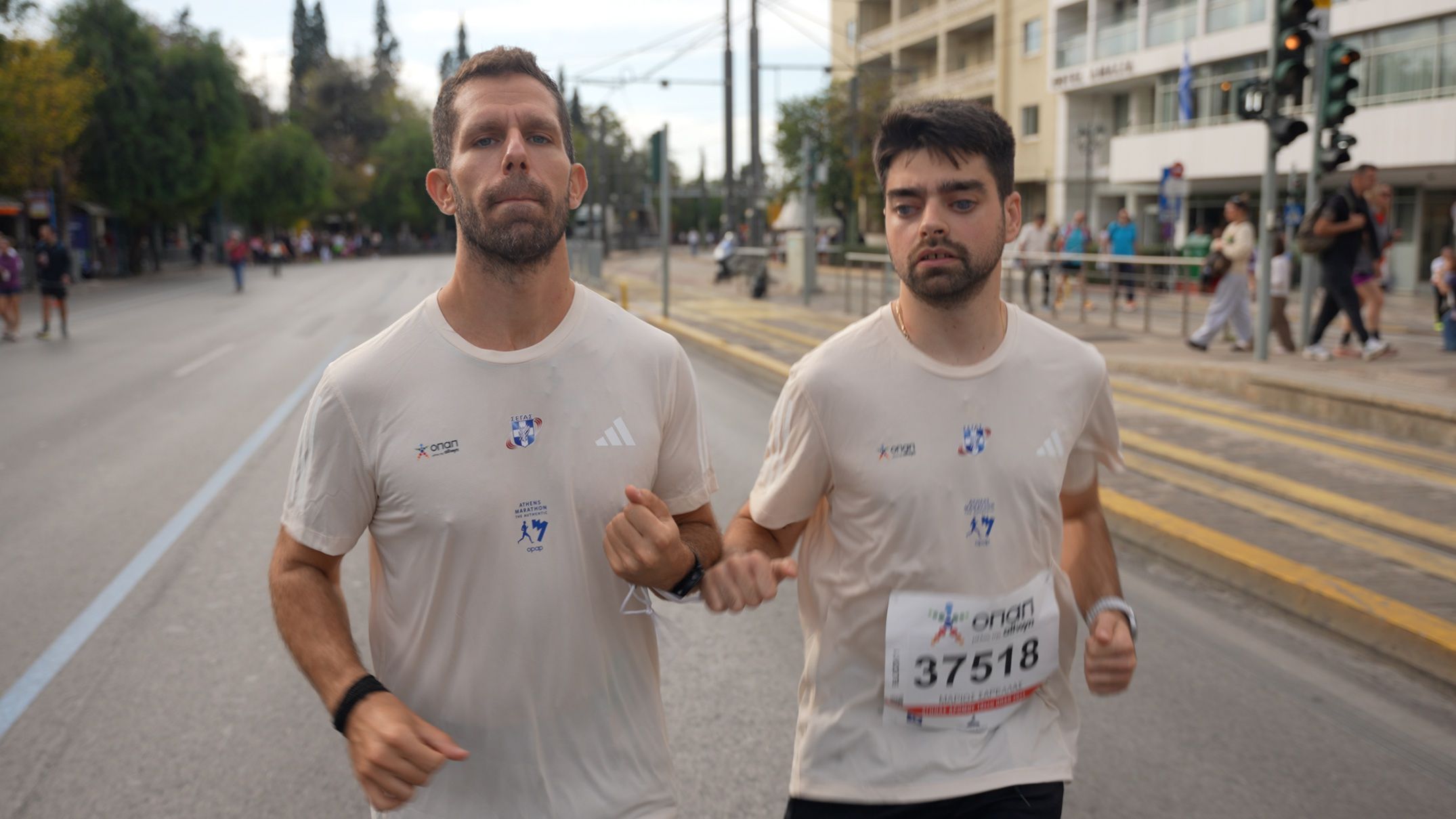 Ο Μαραθώνιος δεν είναι αγώνας, είναι συναίσθημα – Δείτε την ιστορία του Μάριου Σαρέλλα που εμπνέει (vid)