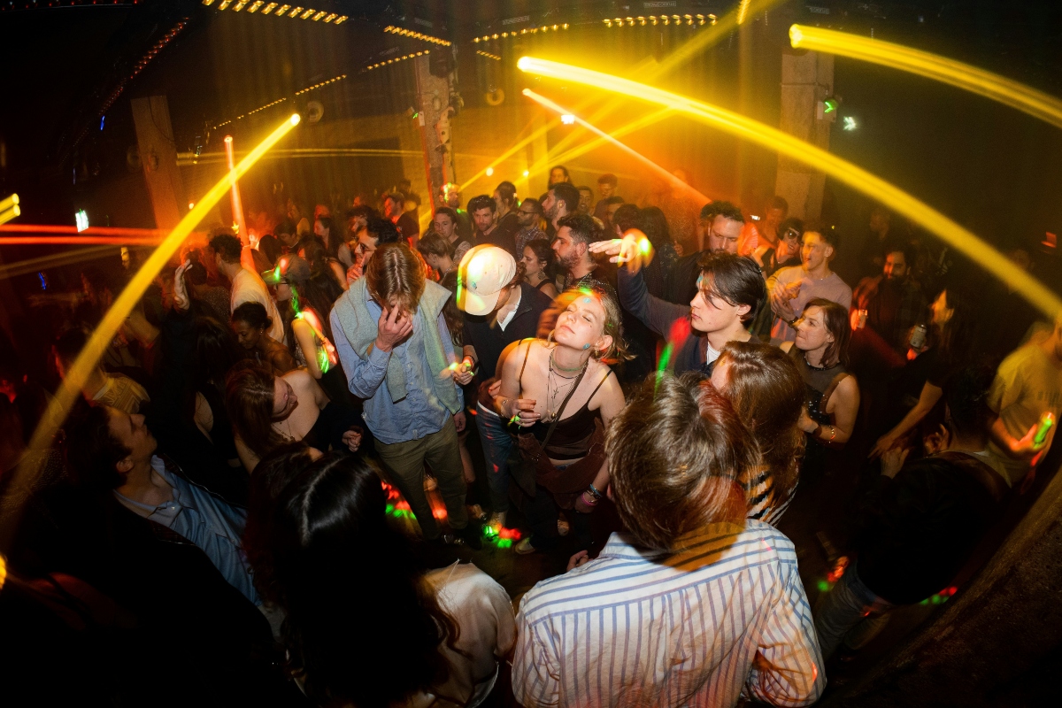Το clubbing αφήνει «βουητό»: 8 στους 10 Gen Zers λένε πως βγαίνουν με πρόβλημα ακοής