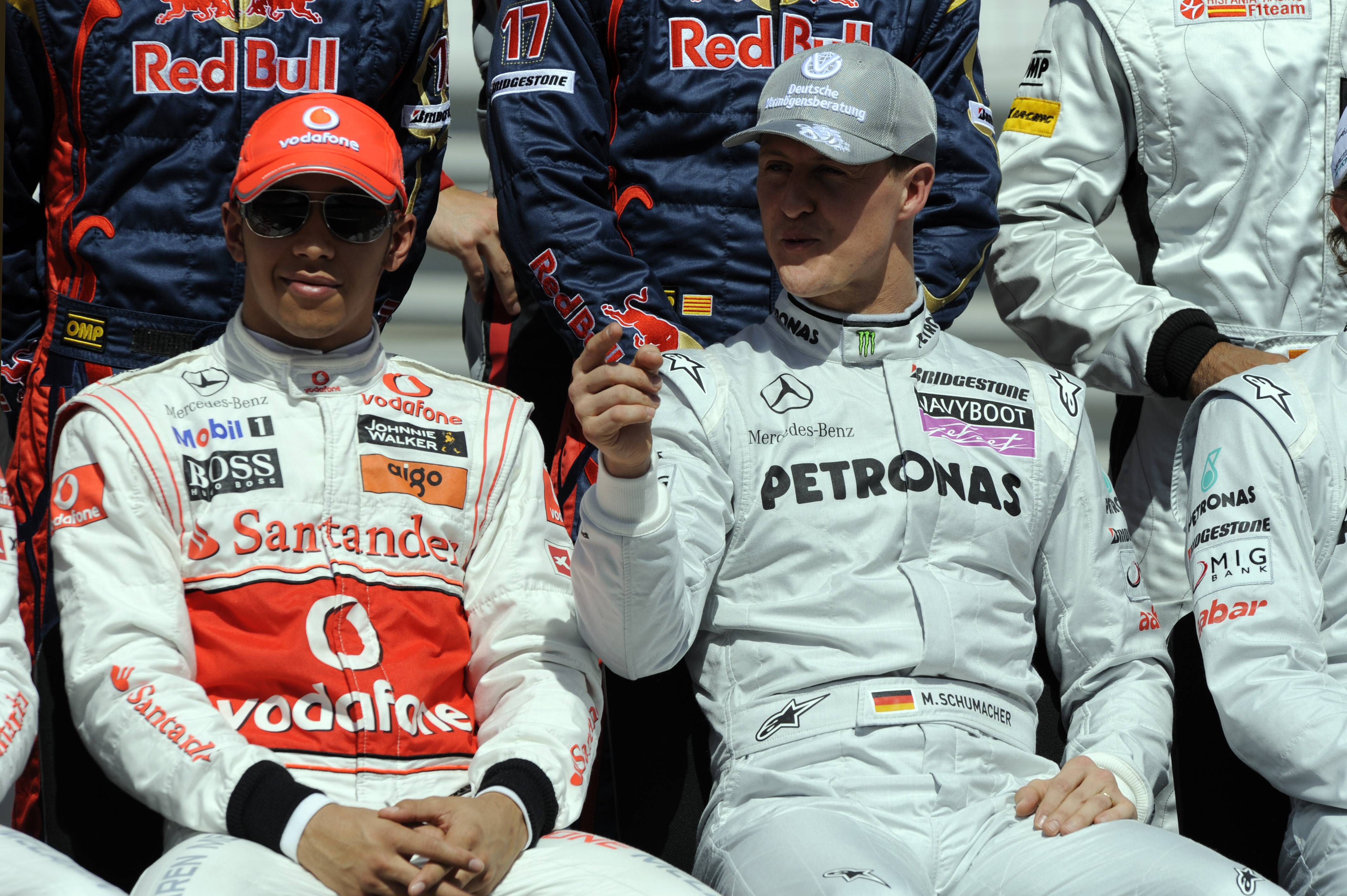 &Alpha;&upsilon;&tau;&omicron;ί &epsilon;ί&nu;&alpha;&iota; &omicron;&iota; &pi;έ&nu;&tau;&epsilon; &pi;&lambda;&omicron;&upsilon;&sigma;&iota;ό&tau;&epsilon;&rho;&omicron;&iota; &omicron;&delta;&eta;&gamma;&omicron;ί &sigma;&tau;&eta;&nu; &iota;&sigma;&tau;&omicron;&rho;ί&alpha; &tau;&eta;&sigmaf; Formula 1