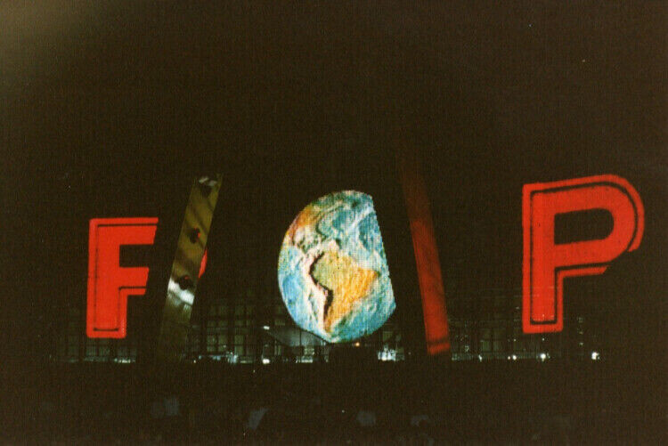 u2_popmart_tour_belfast_august_1997_09