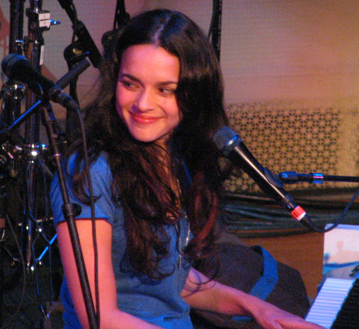 norah_jones_at_bright_eyes_1