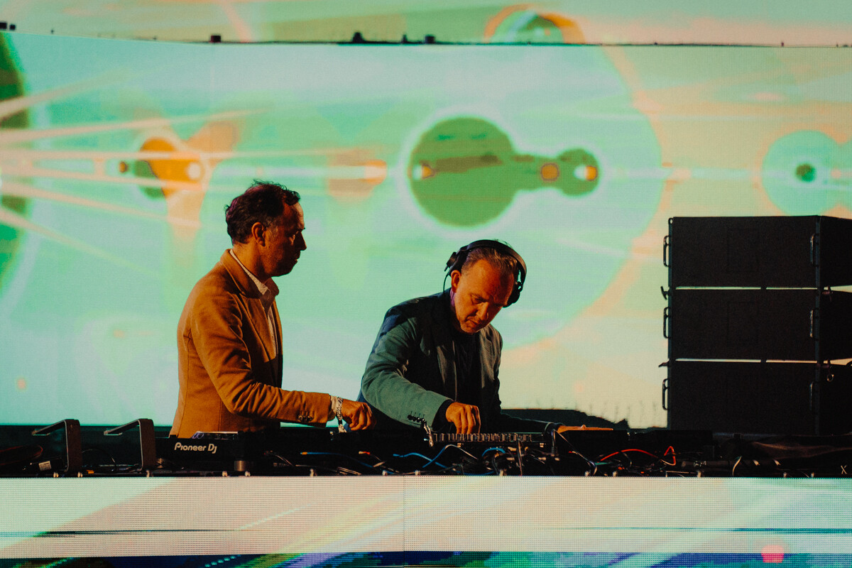 add_2manydjs_2