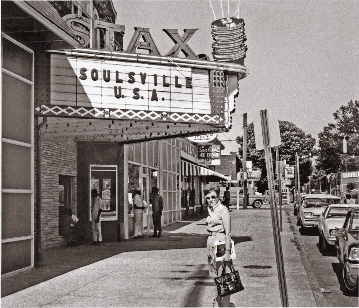 axton_outside_of_stax_records_studio_1968_cc