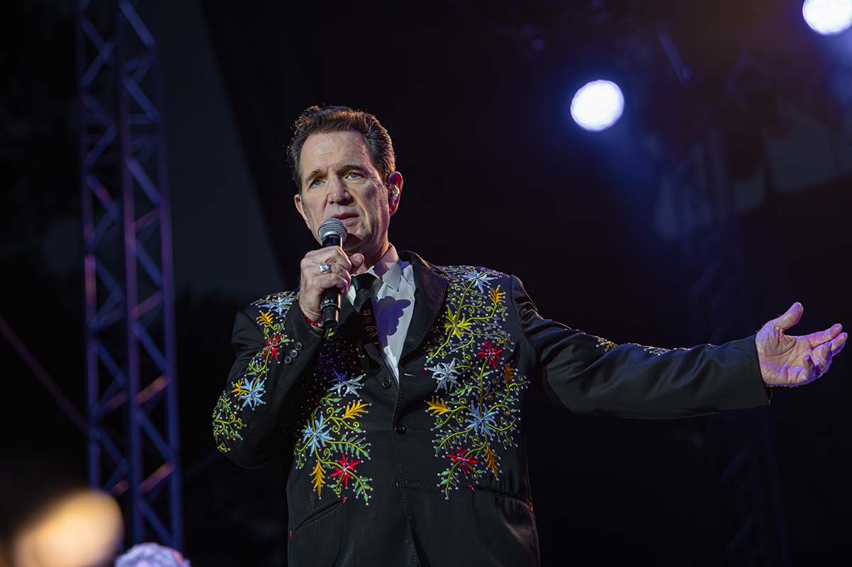 Chris Isaak: Ο τελευταίος ρομαντικός του rock 'n' roll πέρασε από τον Λυκαβηττό