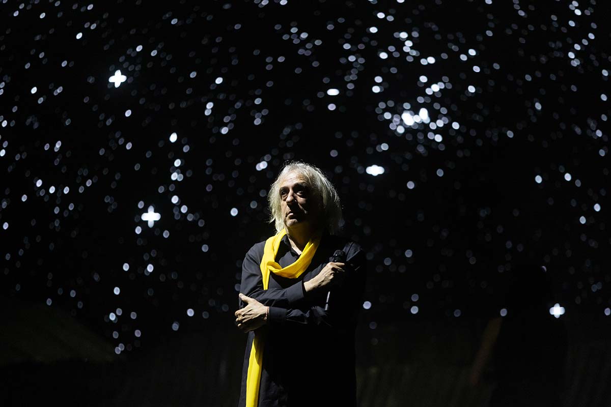 Κεφάλι γεμάτο χρυσάφι, Γιάννης Αγγελάκας