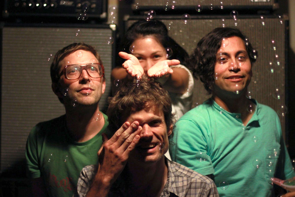 Οι ακούραστοι Deerhoof επιστρέφουν με το "Divine Schism" και επιλέγουν τον δρόμο της πλήρους ανεξαρτησίας