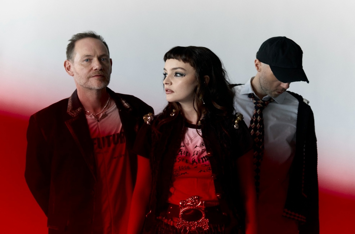 Οι Chvrches επιστρέφουν με το σκοτεινό, πολιτικοποιημένο νέο single ‘Roses’ 