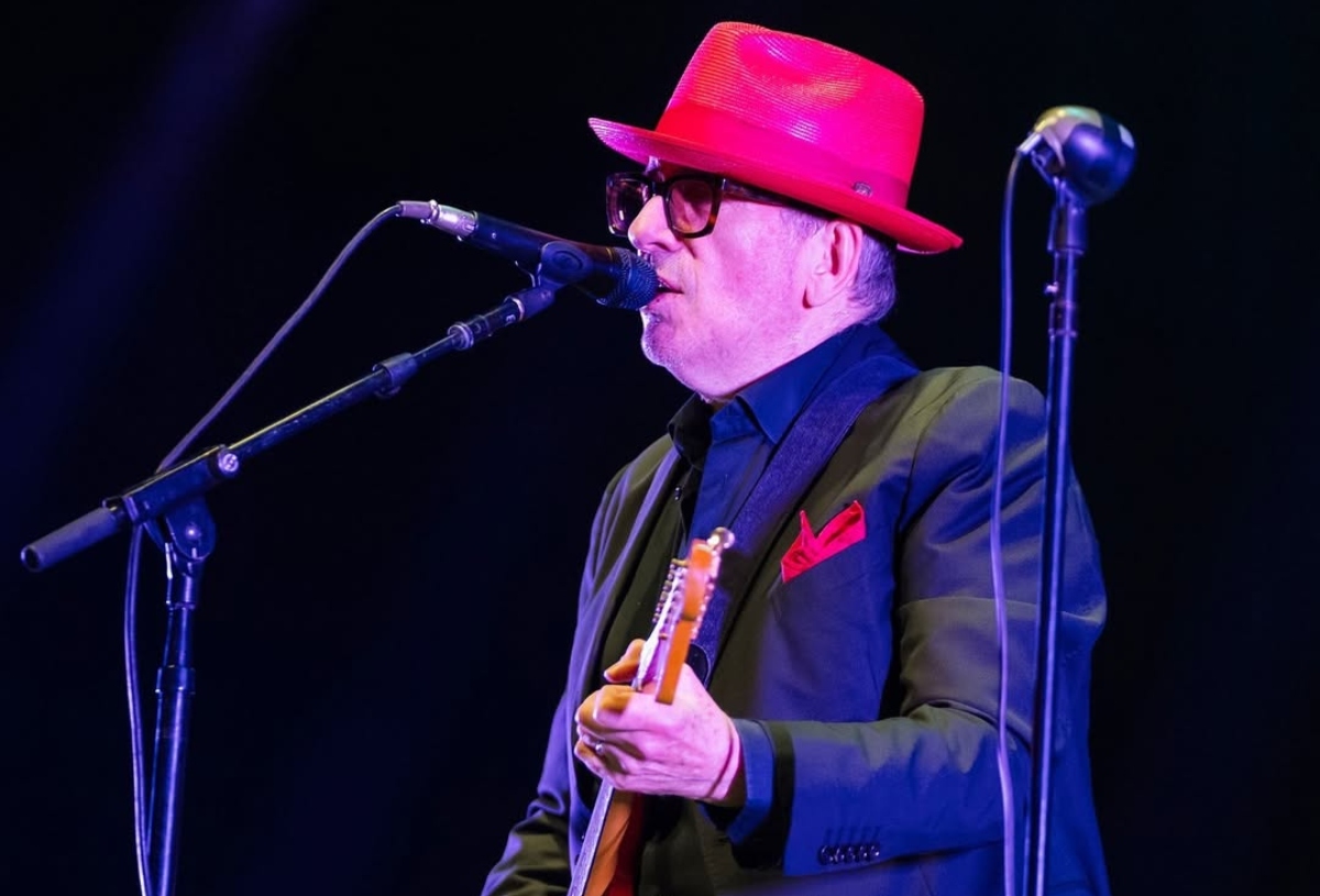 Ο Elvis Costello άλλαξε τον πιο αμφιλεγόμενο στίχο του και οι fans είναι έξω φρενών