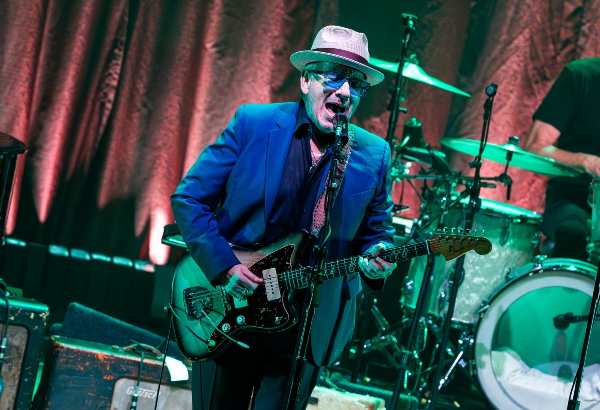 Εδώ θα τα χαλάσουμε: Ο Elvis Costello δεν αντέχει να ακούει Pink Floyd