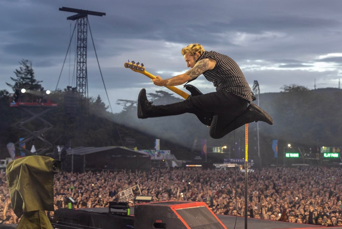Ο Mike Dirnt των Green Day βγάζει σε δημοπρασία κιθάρες και προσωπικά αντικείμενα από τη συλλογή του