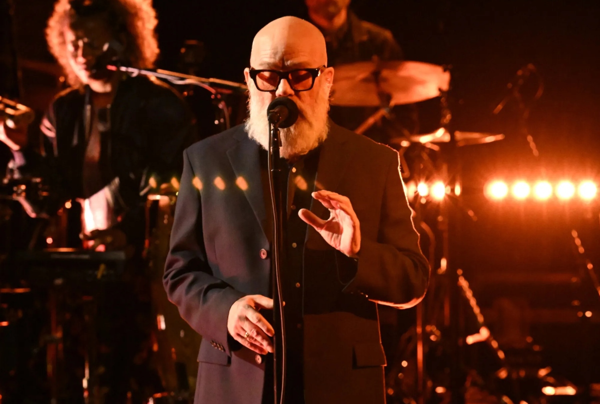Ο Michael Stipe παρουσιάζει το “Hum Desiderata” και συνεχίζει να αποκαλύπτει το solo σύμπαν του