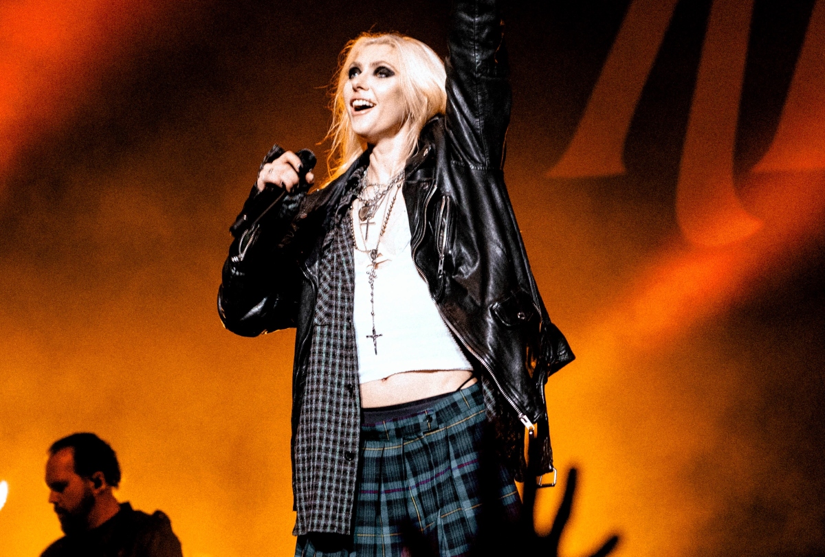 Η Taylor Momsen επιστρατεύει τους Dave Grohl και Pat Smear για το "About You"