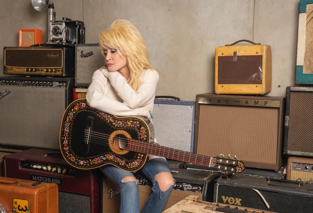 Η Dolly Parton περνά δύσκολα με την υγεία της αλλά ψήνεται να εμφανίζεται live (και) μέσω avatar