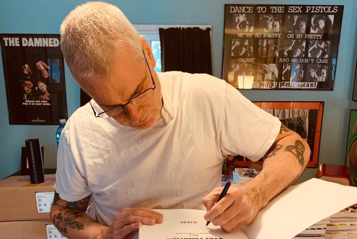 Ο Henry Rollins επιστρέφει με νέα αυτοβιογραφία για τα δύσκολα παιδικά χρόνια και τη δύναμη της επιβίωσης