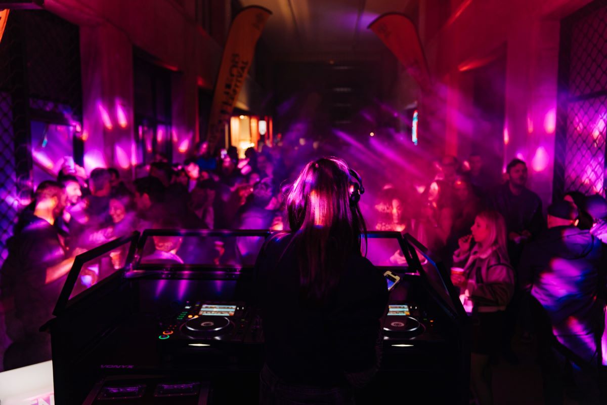 Η Αθήνα γίνεται ένα μεγάλο πάρτι τα Χριστούγεννα: συναυλίες, DJs και live στο κέντρο της πόλης