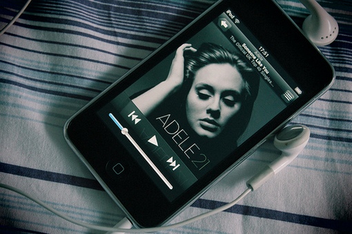 Adele-becomes-first-ar-01
