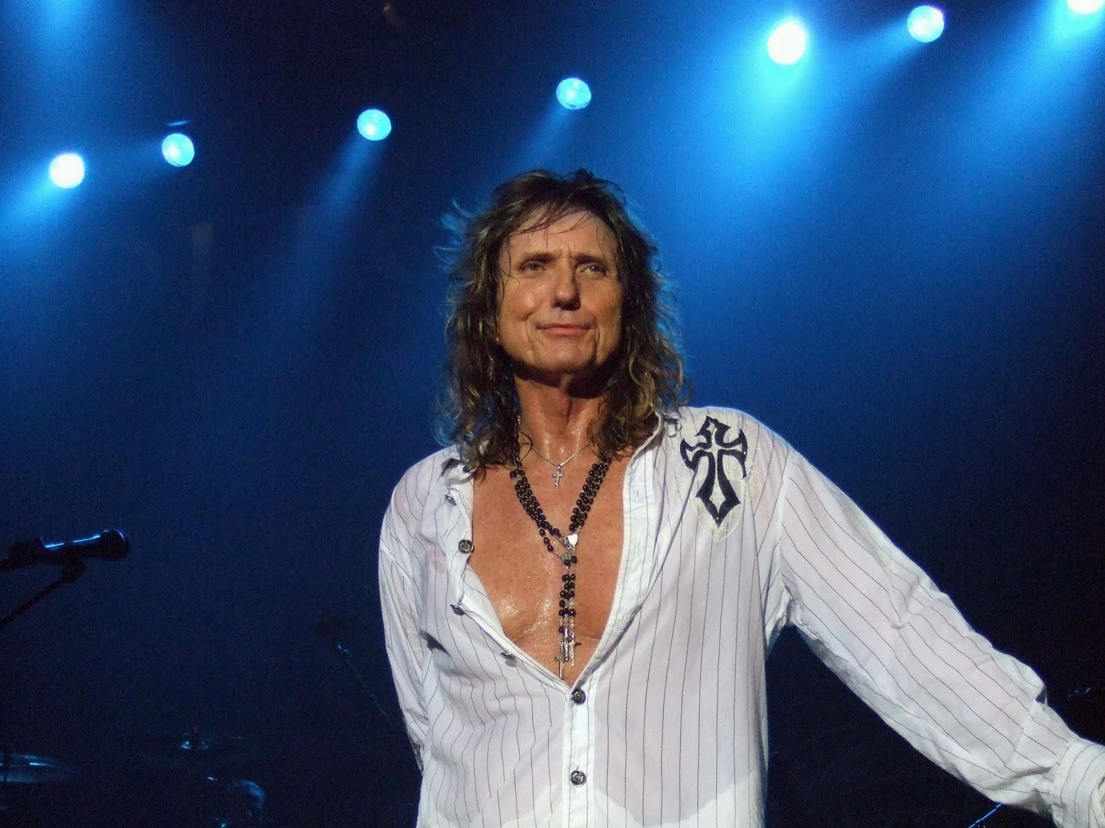 Ковердейл. Whitesnake Дэвид Ковердейл. Дэвид Ковердейл 1987. David Coverdale 2022. Группа Whitesnake Дэвид Ковердейл молодой.
