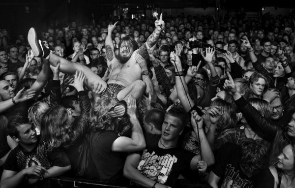 Kvelertak_Erlend_Crowd-600x382