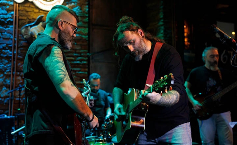 Άγριο Μέλι: Αφιέρωμα Στα Διάφανα Κρίνα