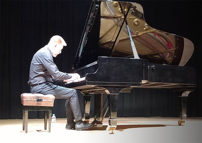 Κώστας Μπουκουβάλας